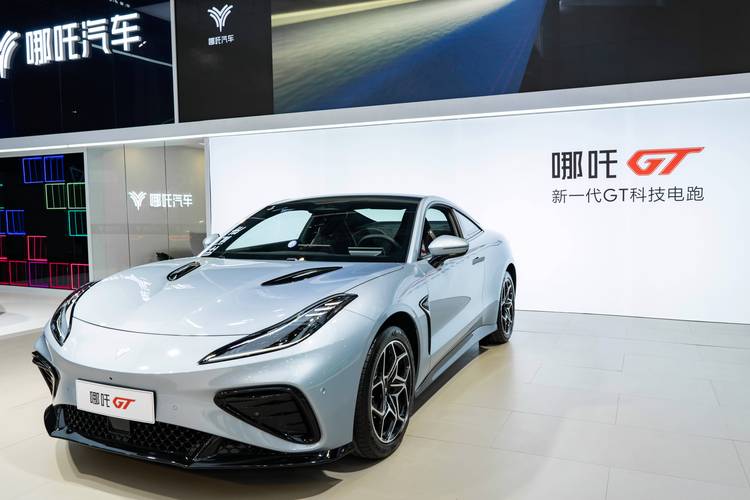 广州153哪吒汽车在智能汽车领域的表现，领途汽车在新能源汽车市场中的影响力